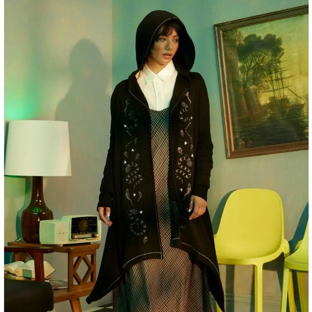 Beetlejuice Beetlejuice Lydia Sandworm Ghost Hooded Cardigan‎ Hot Topic